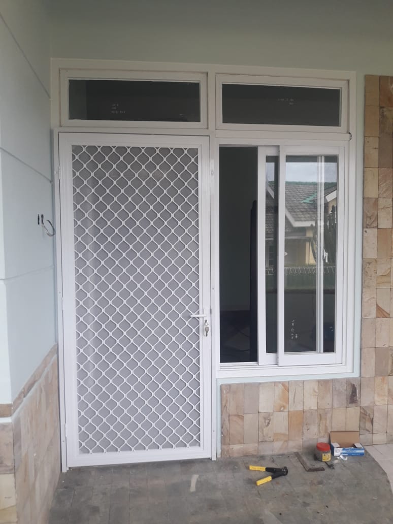 pintu kawat nyamuk dengan kusen alumunium