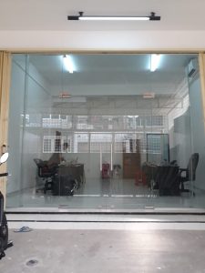 Pintu double swing frameless