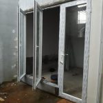Pintu swing dan jendela swing gendong