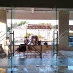 pintu framelss kaca