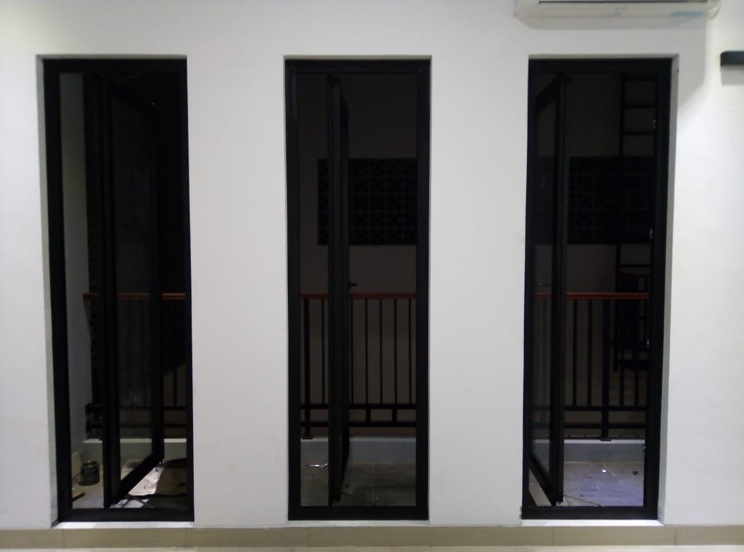 jendela swing upvc hitam