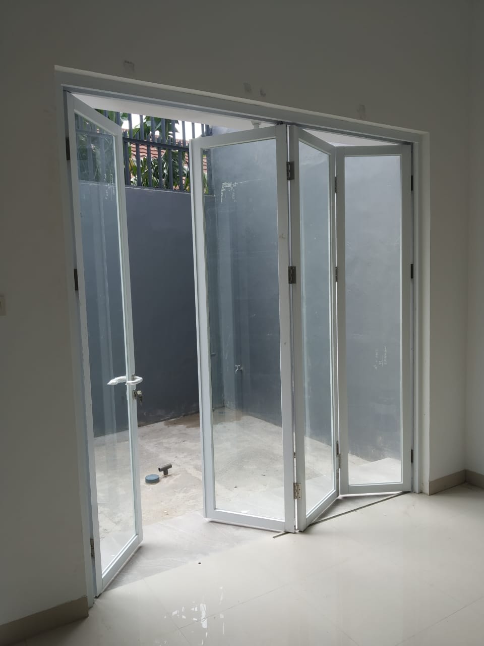 pintu lipat alumunuim ykk