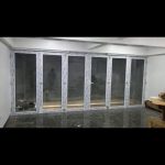 pintu lipat upvc 6 daun warna putih menggunakan kaca