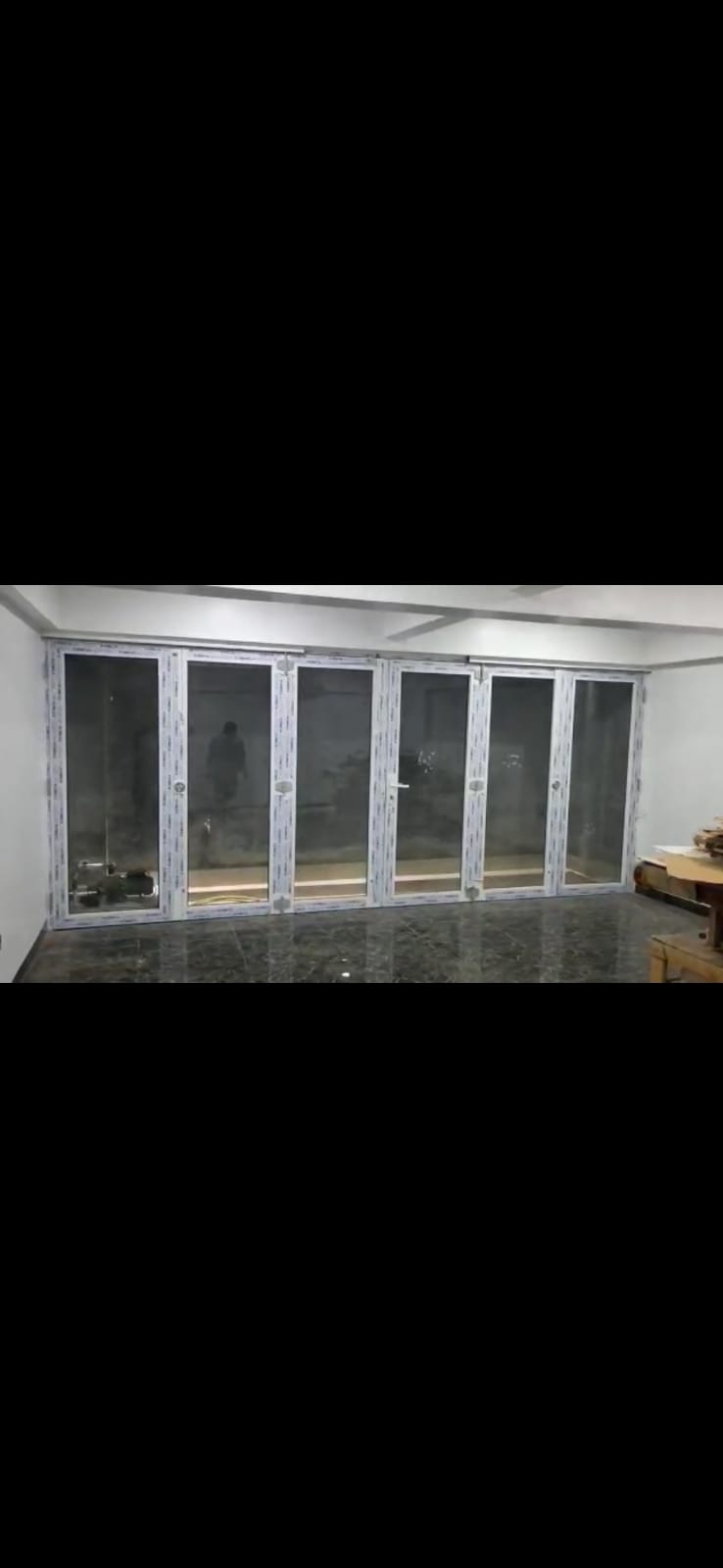 pintu lipat upvc 6 daun warna putih menggunakan kaca