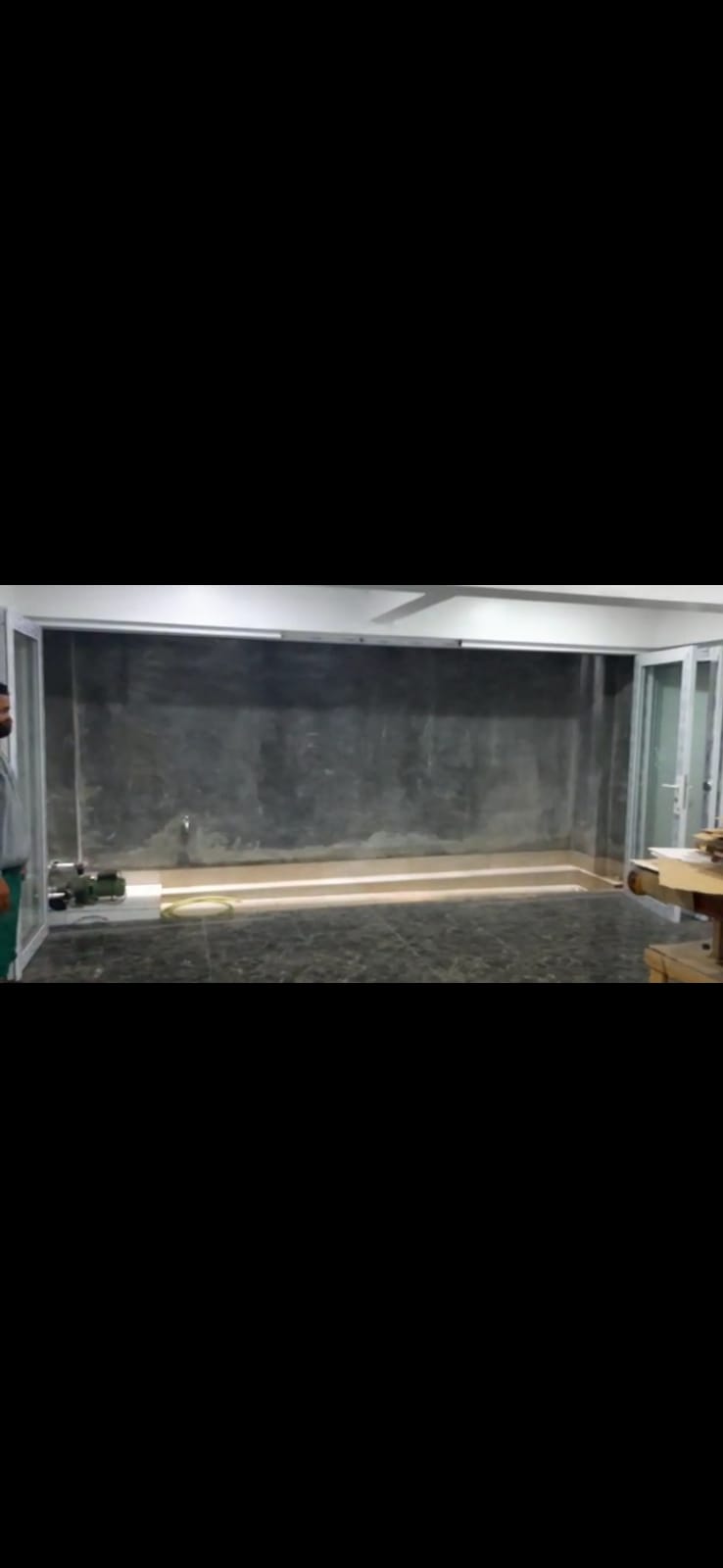 pintu lipat yang terbuka lebar