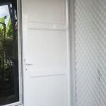 pintu swing panel ACP dan lis mahkota
