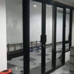 pintu sliding alumunium dan jendela swing merpakan model yang tidak biasa. cocok untuk ruangan dengan opening yg luas