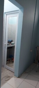 KOMBINASI PINTU SWING UPVC PANEL EKONOMI DENGAN KACA CERMIN DI BANJARMASIN