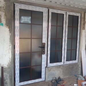 KOMBINASI PINTU SWING UPVC COKLAT DAN JENDELA UPVC DI BANJARMASIN