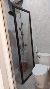Sekat Kaca Shower dengan Frame Aluminium: Solusi Elegan & Fungsional untuk Kamar Mandi Modern