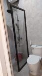 Sekat Kaca Shower dengan Frame Aluminium: Solusi Elegan & Fungsional untuk Kamar Mandi Modern