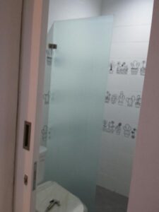 Sekat Kaca Shower Minimalis di Yogyakarta – Bikin Kamar Mandi Lebih Elegan & Nyaman!