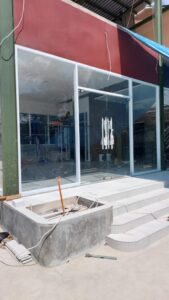 Kombinasi Partisi Aluminium & Pintu Kaca Frameless – Solusi Interior Modern & Fungsional di Surabaya