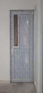 Pintu Swing Panel Kombinasi Kaca – Tampilan Modern & Fungsional untuk Hunian di Surabaya