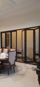 Pintu Lipat Minimalis – Solusi Elegan untuk Ruang Lebih Luas di Banjarmasin!