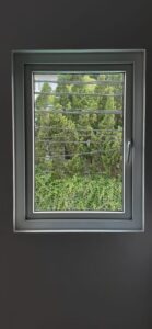 Jendela Swing Berkualitas di Bali – Tampilan Elegan untuk Hunian Tropis Anda