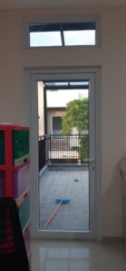 Pintu Swing Kaca uPVC di Surabaya – Tampilan Mewah, Tahan Lama, dan Fungsional untuk Hunian Modern Anda
