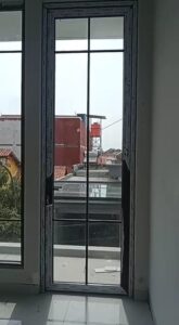 Pintu Swing uPVC Kaca dengan Lis Regal – Elegansi Modern untuk Hunian Anda di Banjarmasin