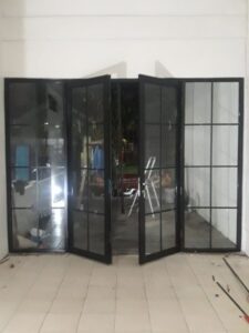 Pintu Lipat Aluminium dengan Lis Regal: Elegan, Kokoh, dan Modern untuk Hunian Anda