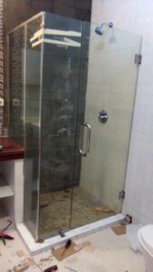 Pintu Kaca Frameless Custom – Solusi Elegan untuk Kamar Mandi Modern di Jakarta