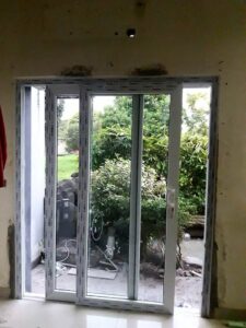 Pintu Sliding uPVC Putih di Surabaya – Modern, Elegan, dan Tahan Lama