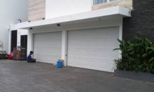 Pintu Sectional Door Garasi Otomatis Surabaya – Aman, Modern & Praktis