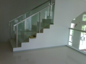 Railing Tangga Kaca Stainless Banjarmasin: Elegan, Aman, dan Tahan Lama