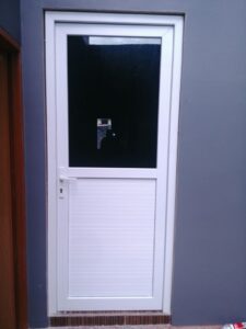 Pintu Swing uPVC Kombinasi Panel dan Kaca Yogyakarta: Elegan, Kuat, dan Nyaman