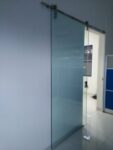 Pintu Sliding Kaca Frameless Banjarmasin – Elegan, Modern, dan Berkualitas