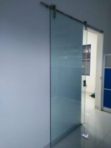 Pintu Sliding Kaca Frameless Banjarmasin – Elegan, Modern, dan Berkualitas