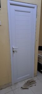 Pintu Swing UPVC Panel Ekonomis Bali – Kuat, Tahan Lama & Harga Terjangkau
