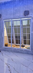 Jendela Triple Jungkit UPVC dengan Lis Regal: Solusi Elegan & Tahan Lama di Jakarta