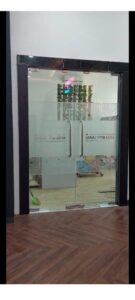 Jasa Pembuatan dan Pemasangan Pintu Kaca Frameless Surabaya Profesional & Bergaransi