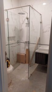Sekat Kaca Shower Premium: Ubah Kamar Mandi Biasa Menjadi Mewah dan Modern!