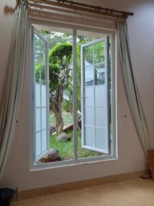 Jendela Double Swing uPVC dengan Lis Regal Jakarta – Solusi Jendela Mewah untuk Hunian Anda