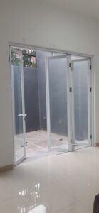 Pintu Lipat Aluminium Banjarmasin – Elegan, Kokoh & Cocok untuk Rumah dan Bisnis