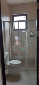 Pintu Sliding Aluminium Kamar Mandi Jogja – Solusi Modern untuk Kamar Mandi Hemat Ruang