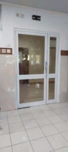 Pintu Swing Aluminium Kaca Bali – Modern, Elegan dan Cocok untuk Berbagai Bangunan
