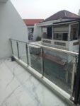 Railing Balkon Stainless Kaca Banjarmasin – Elegan, Aman, dan Modern