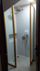 Jual Sekat Kaca Shower Frame Aluminium di Bali – Elegan, Kuat & Modern